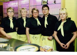 Un gruppo di persone con cravatte a farfalla in posa per una foto di Bergschänke & Berghotel a Bresinchen