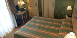 Postel nebo postele na pokoji v ubytování Hotel Villa Delle Palme