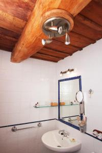 bagno con lavandino e specchio di Casa Pepa Hotel Rural a Santa Colomba de Somoza