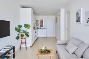 Kuchyň nebo kuchyňský kout v ubytování Sunny Beachfront Escape