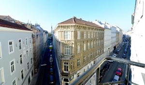 einen Blick über eine Stadtstraße mit Gebäuden in der Unterkunft Stylish, Cosy & Central "Self-Check-In" Apartment in Wien