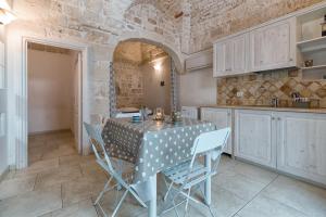 A kitchen or kitchenette at Le Piccole Case Bianche