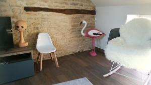 salon z flamingiem i krzesłem w obiekcie Chez Twiggy - Guesthouse vintage à Prenois w mieście Prenois