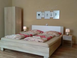 מיטה או מיטות בחדר ב-Domcek Miriam