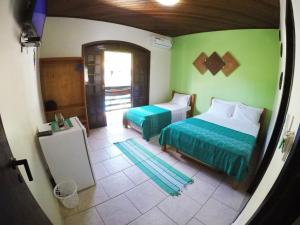 2 letti in una camera con pareti verdi di Azul del Mar a Abraão