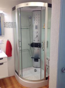 Vannituba majutusasutuses Ferienwohnung Sasbachwalden H15 Ap6 mit beheiztem Innenpool und Sauna