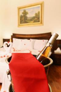 غراند جبرائيل في جونية: زجاجة من الشمبانيا في دلو أمام السرير