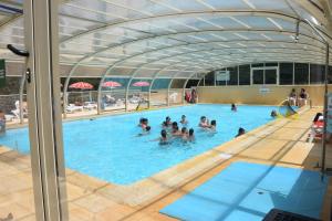 Bassein majutusasutuses Parc du Charouzech või selle lähedal