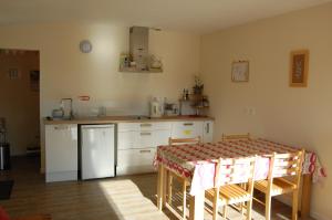 - une cuisine avec une table et un comptoir dans l'établissement Chez Poussin, à Verton