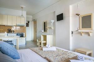 mały pokój z łóżkiem i kuchnią w obiekcie Argostoli Rooms w mieście Argostoli