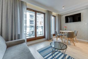 Televízia a/alebo spoločenská miestnosť v ubytovaní Staywin Apartments Chmielna Park