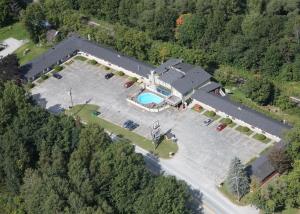 una vista aérea de una piscina en una casa en Hotel Motel La Marquise, en Sherbrooke