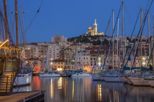 een groep boten aangemeerd in een haven 's nachts bij Chez Véro in Aubagne