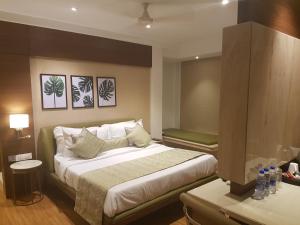 Postel nebo postele na pokoji v ubytování Hotel Suncity Apollo - Gateway Of India