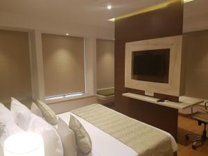 Ένα ή περισσότερα κρεβάτια σε δωμάτιο στο Hotel Suncity Apollo, Colaba