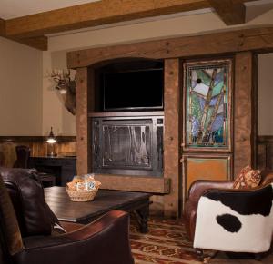メンフィスにあるBig Cypress Lodgeの暖炉とテレビのあるリビングルーム
