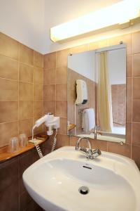 Koupelna v ubytování Logis Hotel Des Grands Vins