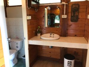 清道Dreamhome Chiangdao的带水槽和马桶的浴室