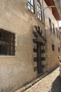 ein Backsteingebäude mit einer Seitentür in der Unterkunft Zeynep Hanim Konagi in Gaziantep