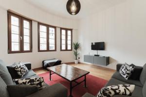 Sala de estar con sofás y mesa de centro en Puro Apartment, en Oporto