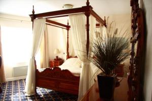 Un pat sau paturi într-o cameră la Drummond Hotel