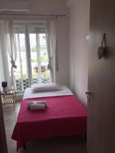 1 dormitorio con 1 cama grande con manta roja en Affittacamere Roma Tiburtina, en Roma