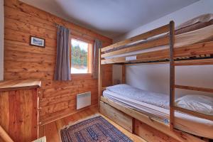 - une chambre avec des lits superposés dans une cabane en rondins dans l'établissement Chalet Etoiles - Les Chalets des Etoiles, à Chamonix-Mont-Blanc