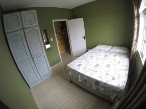 Een bed of bedden in een kamer bij Hostel Da Ilha De Sao Francisco Do Sul