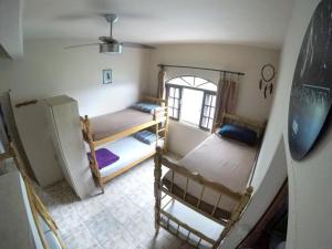 Katil dua tingkat atau katil-katil dua tingkat dalam bilik di Hostel Da Ilha De Sao Francisco Do Sul