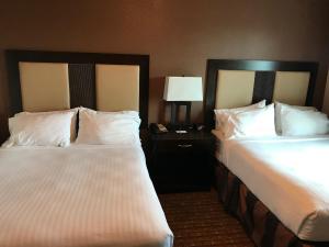 A bed or beds in a room at Country Inn & Suites by Radisson, Murrells Inlet, SC