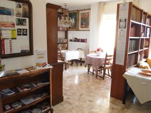 sala de estar con mesa y comedor en Superpanoramico, en Cagliari