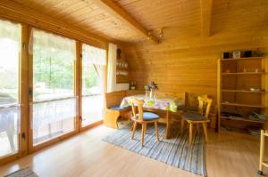 ein Esszimmer mit einem Tisch und Stühlen in einer Hütte in der Unterkunft Ferienhaus Ederer in Waldmünchen