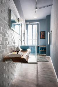 uma casa de banho com um lavatório e um espelho em Artisan Home em Bérgamo