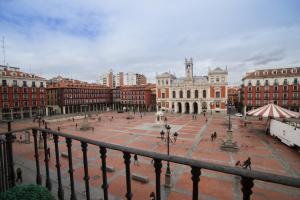 a view of a city square with buildings at Plaza Mayor Apartamentos 10 in Valladolid