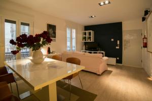 a living room with a table and a couch at Plaza Mayor Apartamentos 10 in Valladolid