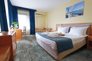 - une chambre d'hôtel avec un lit et un plateau de nourriture dans l'établissement Hotel Mrągowo Resort&Spa, à Mrągowo