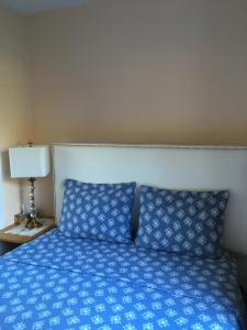 Cama ou camas em um quarto em Freeda's Place