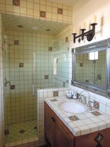 A bathroom at Croad Vineyards - The Inn