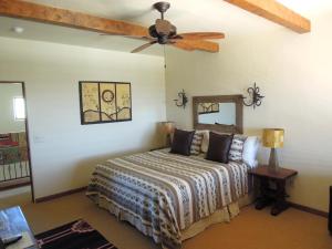 sypialnia z łóżkiem i wentylatorem sufitowym w obiekcie Croad Vineyards - The Inn w mieście Paso Robles