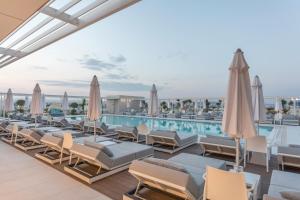 Bazén v ubytování Radisson Blu Hotel, Larnaca nebo v jeho okolí
