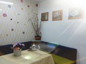 a table in a restaurant with flowers on it at Apartment Shesti Uchastak in Gabrovo