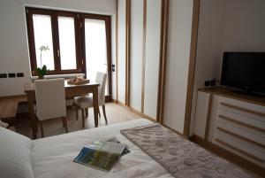 een hotelkamer met een bed, een tafel en een televisie bij Il Giardino Delle Tartarughe in Rome