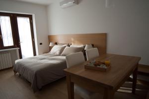 - une chambre avec un lit et une table en bois dans l'établissement Il Giardino Delle Tartarughe, à Rome
