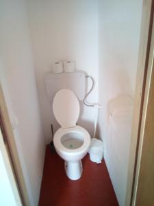 une petite salle de bain avec toilettes dans une chambre dans l'établissement B&B Curica Doma, à Šibenik 29 autres photos