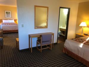 Postel nebo postele na pokoji v ubytování Super 8 by Wyndham Klamath Falls