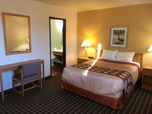 Postel nebo postele na pokoji v ubytování Super 8 by Wyndham Klamath Falls