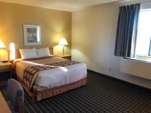 Postel nebo postele na pokoji v ubytování Super 8 by Wyndham Klamath Falls