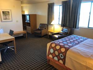 Postel nebo postele na pokoji v ubytování Super 8 by Wyndham Klamath Falls