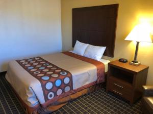 Postel nebo postele na pokoji v ubytování Super 8 by Wyndham Klamath Falls