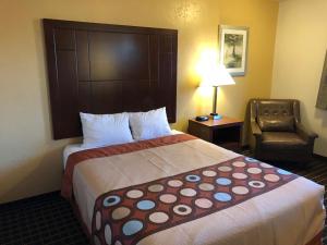 Postel nebo postele na pokoji v ubytování Super 8 by Wyndham Klamath Falls